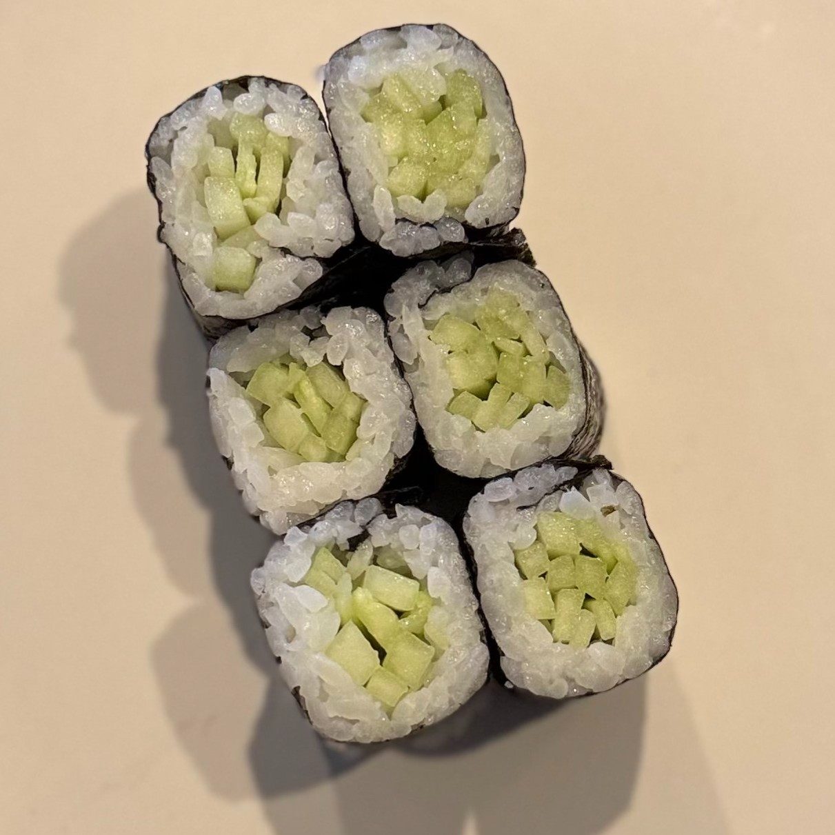 Kappa roll (cucumber roll).