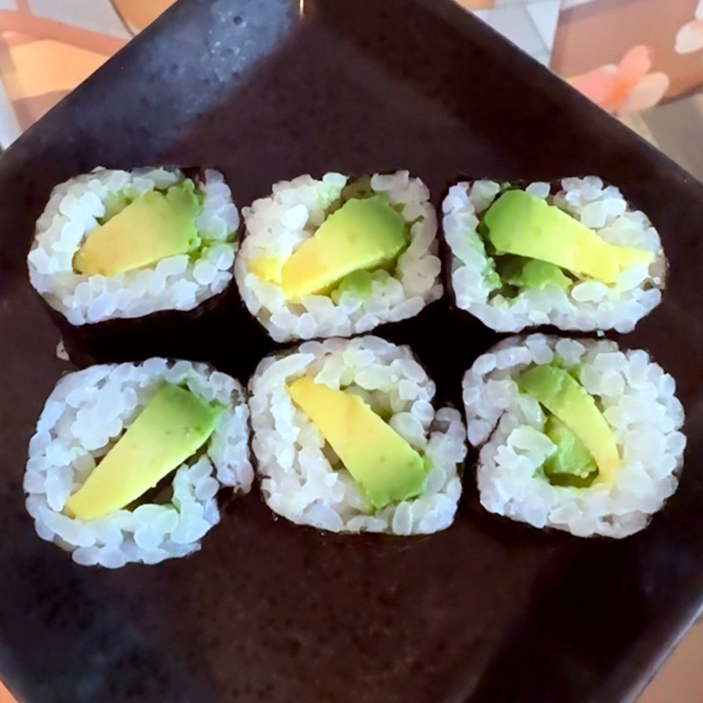 Avocado roll (6pcs).