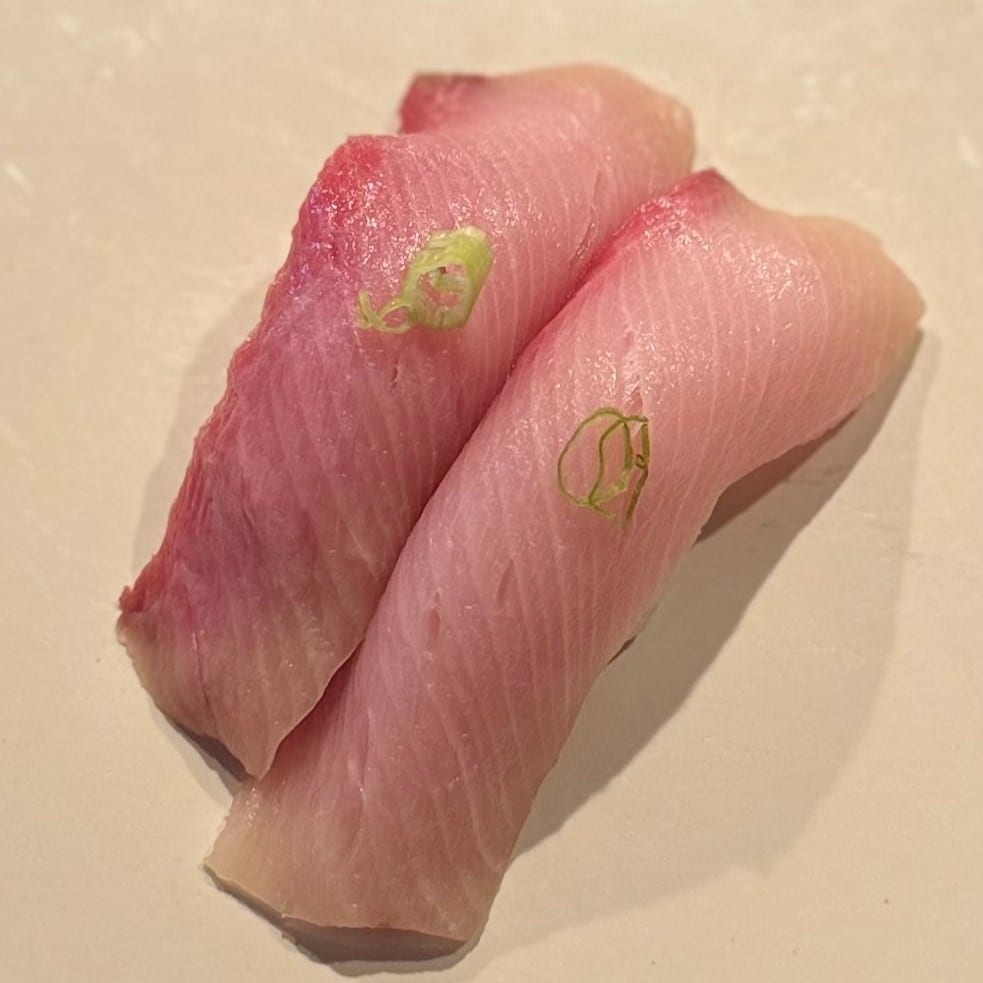 Yellow tail sushi (2pcs) / sashimi (3 pcs).