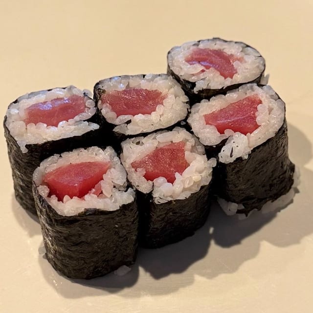 Tekka roll (tuna roll).