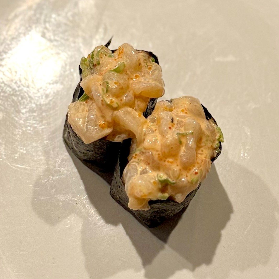 Spicy chopped scallop sushi (2pcs).
