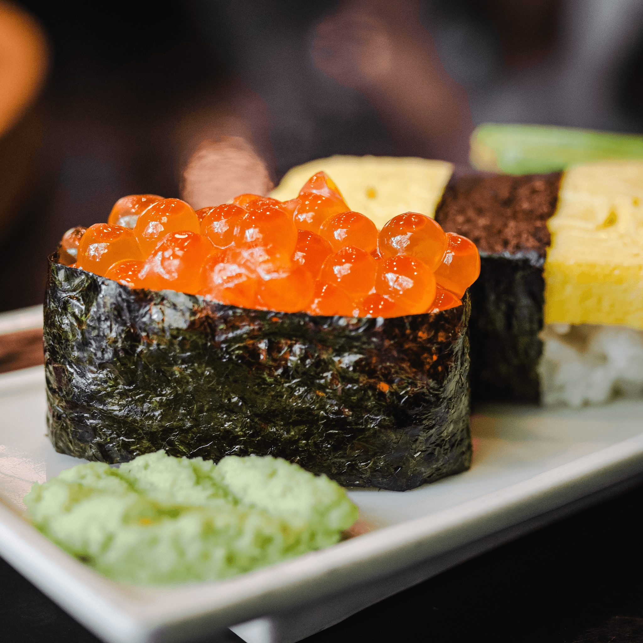 Ikura sushi (2pcs).