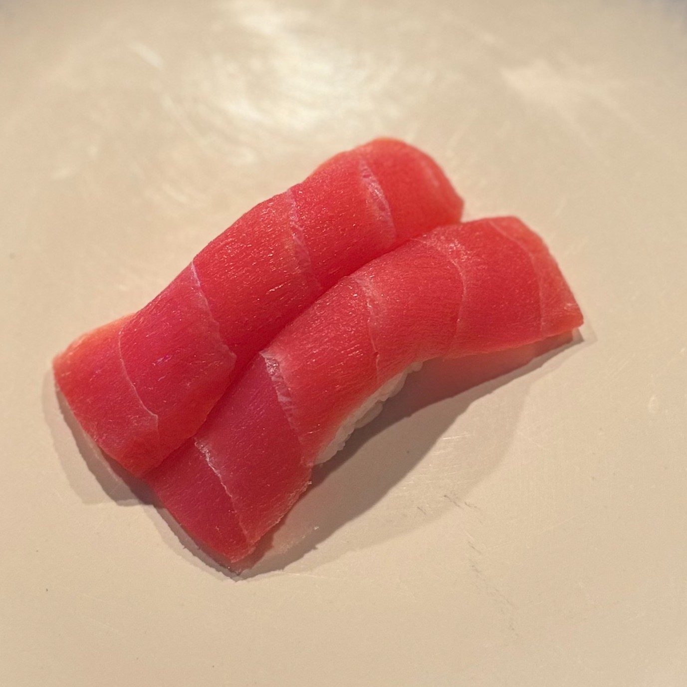 Tuna sushi (2pcs) / sashimi (3pcs).