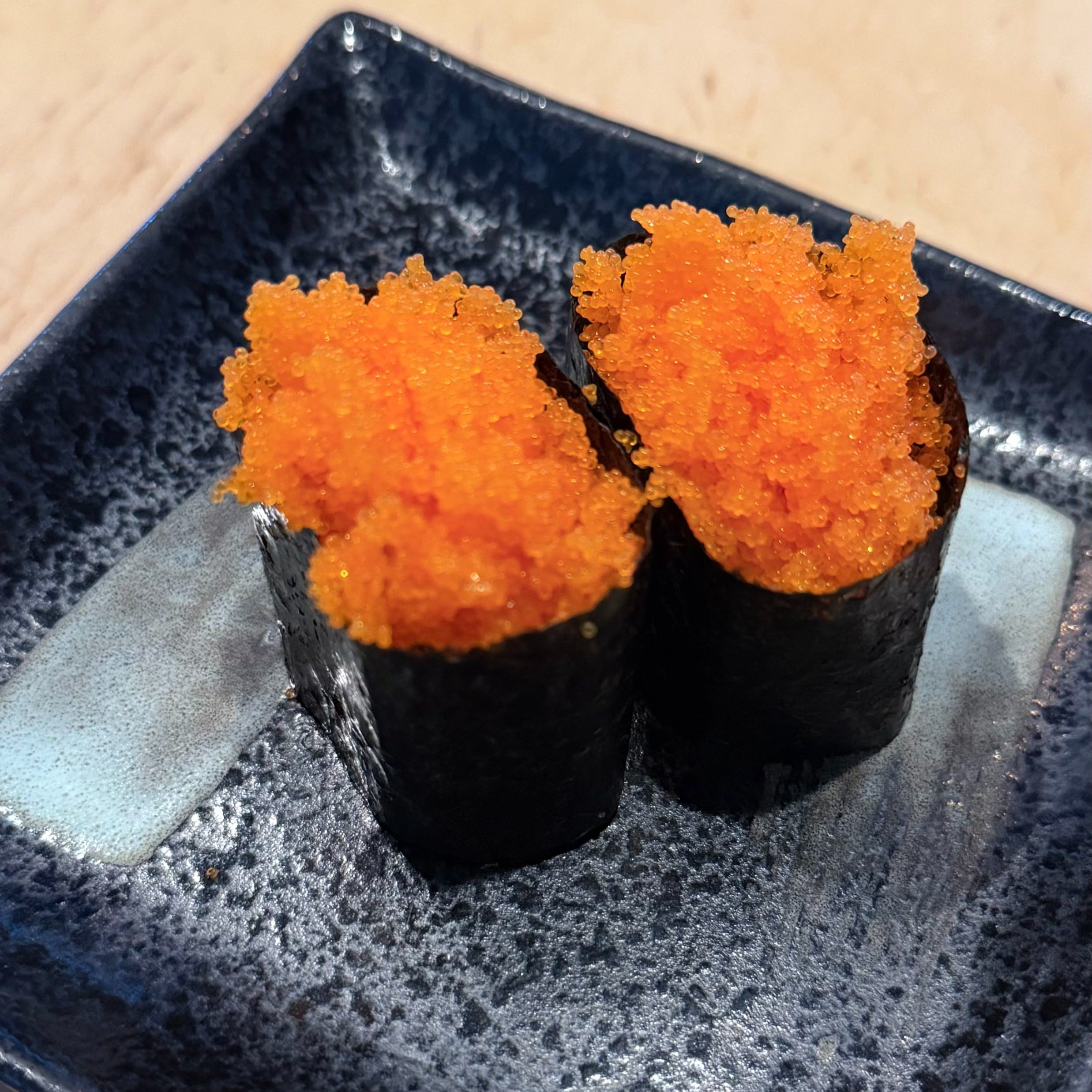 Masago sushi (2pcs).