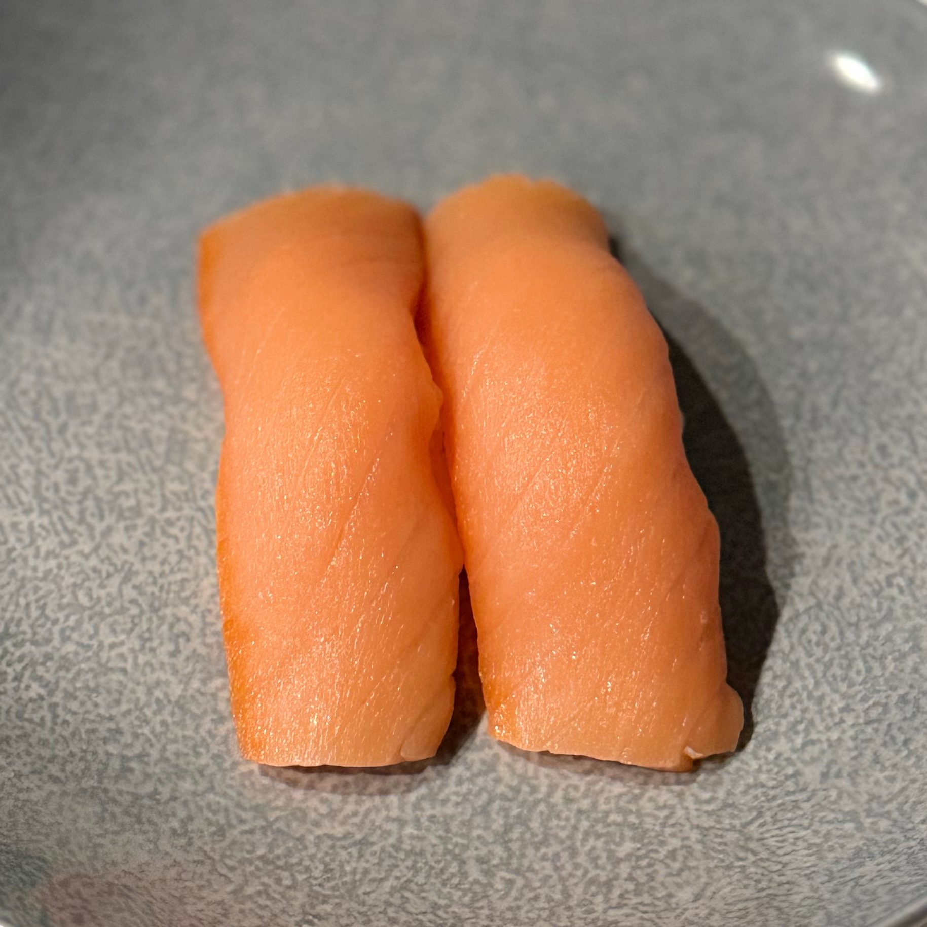 Smoked salmon sushi (2pcs) / sashimi (3pcs).