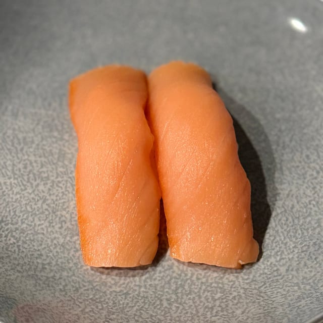 Smoked salmon sushi (2pcs) / sashimi (3pcs).