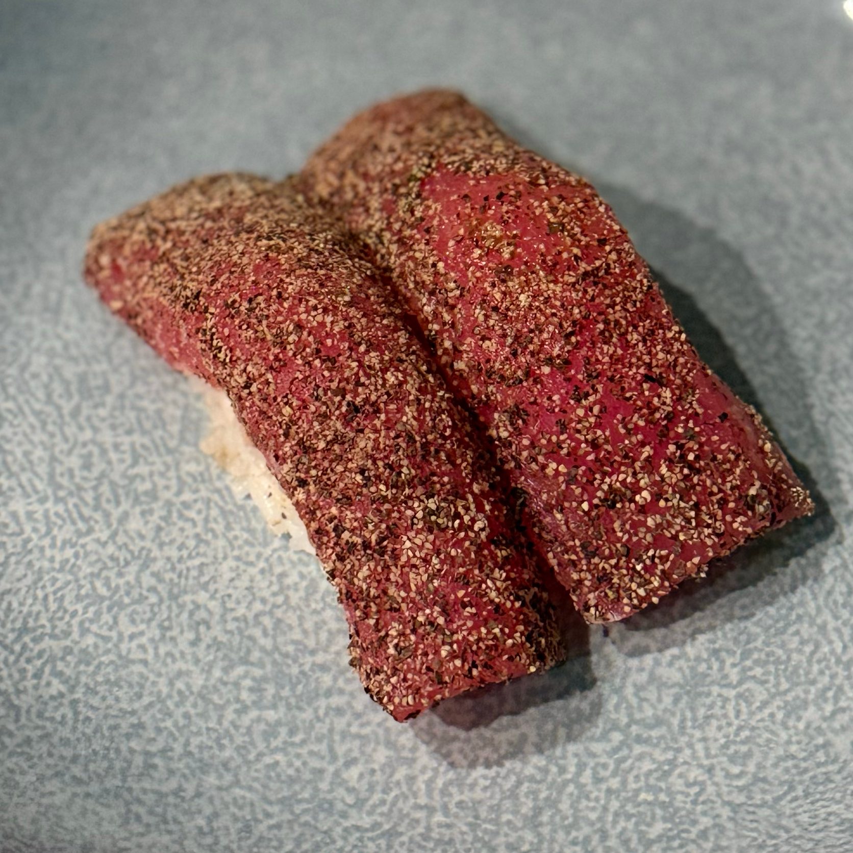 Seared pepper tuna sushi (2pcs) / sashimi (3pcs).