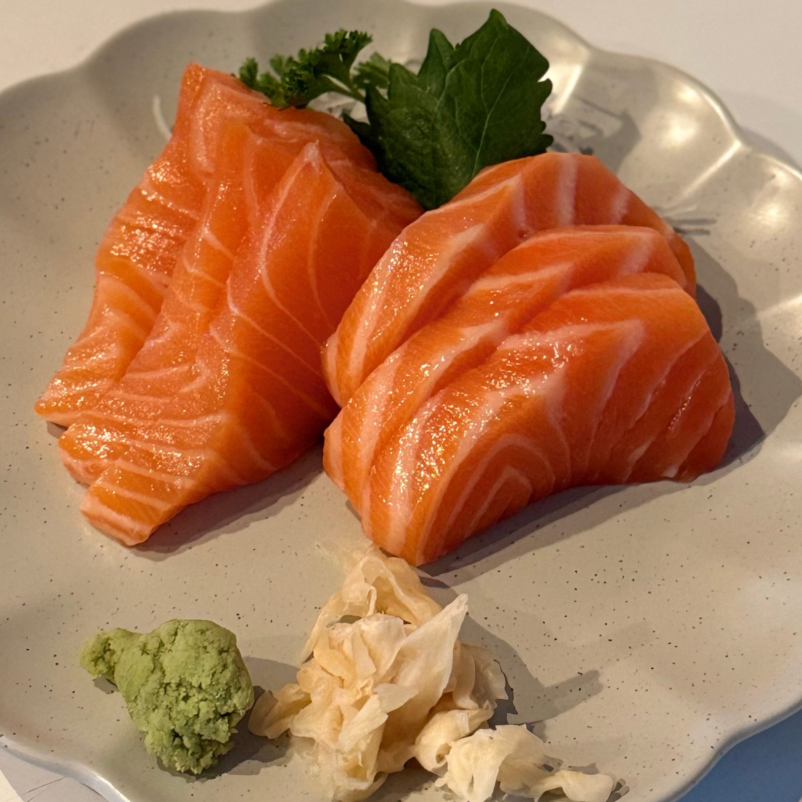 Salmon sushi (2pcs) / sashimi (3 pcs).