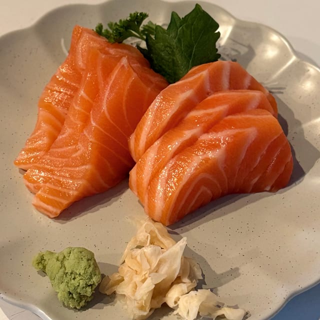 Salmon sushi (2pcs) / sashimi (3 pcs).
